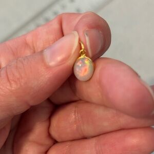 Pretty Opal charm in 18k Gold
